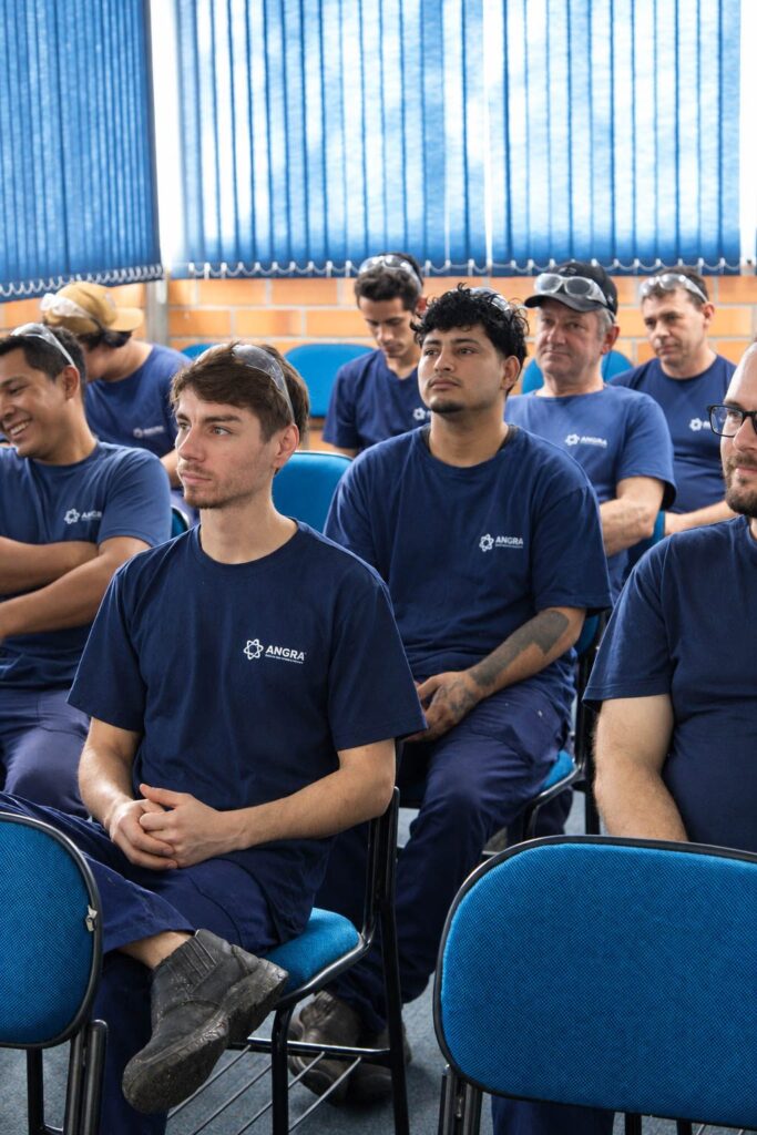 Colaboradores da Angra assistindo a uma palestra da SIPAT 2026